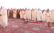 امير منطقة القصيم يؤدي صلاة العيد مع جمع من المصلين في بريده